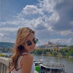 Meet your Posher, Ashley